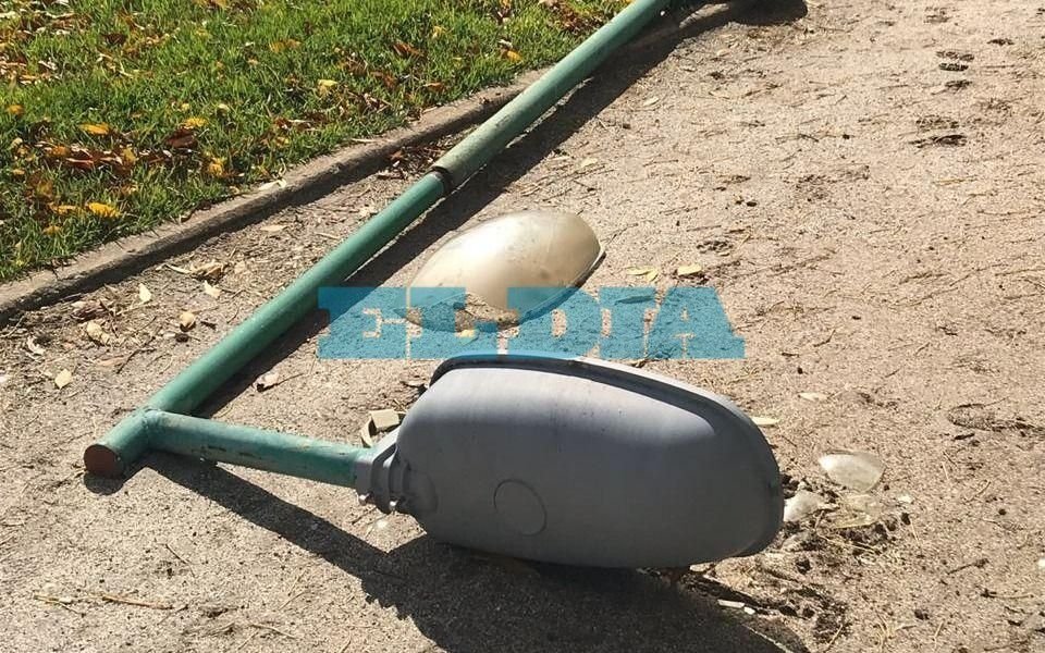 En la rambla de 8 y 32 se cayó un poste y vecinos temen que se caigan otros