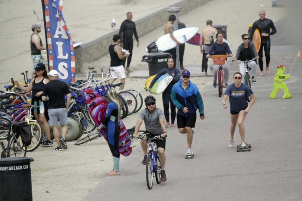 Miles de personas en las playas de Estados Unidos