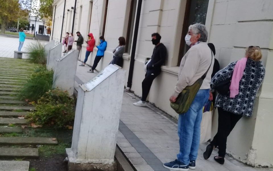Sigue el calvario para darse la vacuna antigripal en La Plata: "No se puede más" 