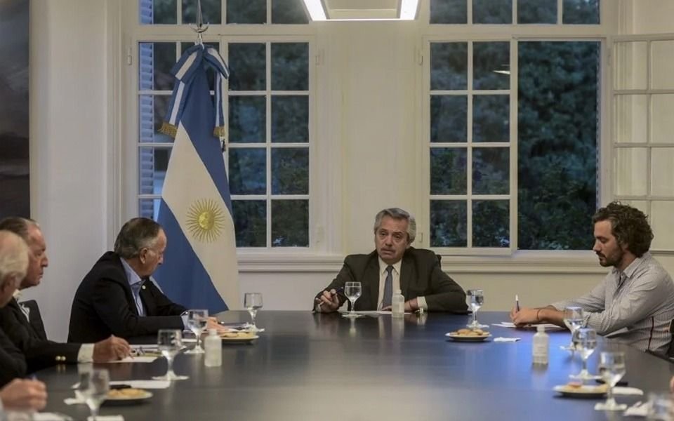 El Gobierno acordó con la UIA y la CGT una rebaja salarial del 25% en caso de suspensiones