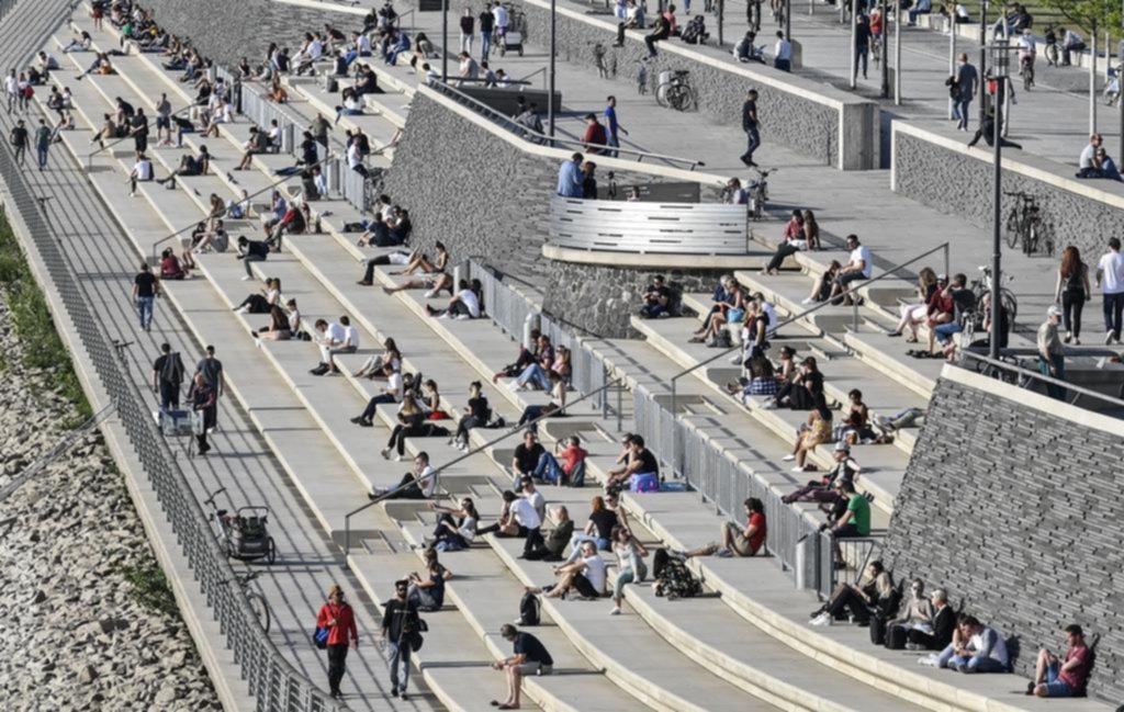 Salieron a tomar un poco de sol en Colonia, Alemania