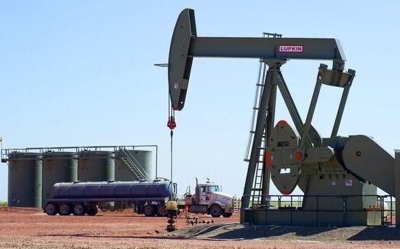 El petróleo cae en Nueva York y registra ganancias en Londres