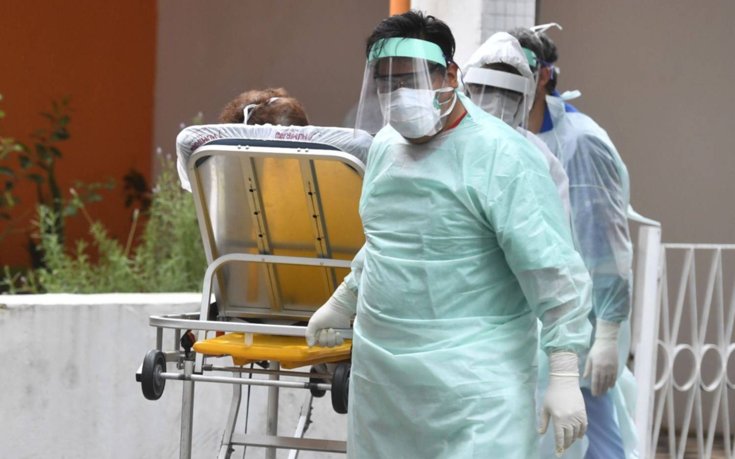 En Argentina el coronavirus ya ataca a hombres y mujeres por igual