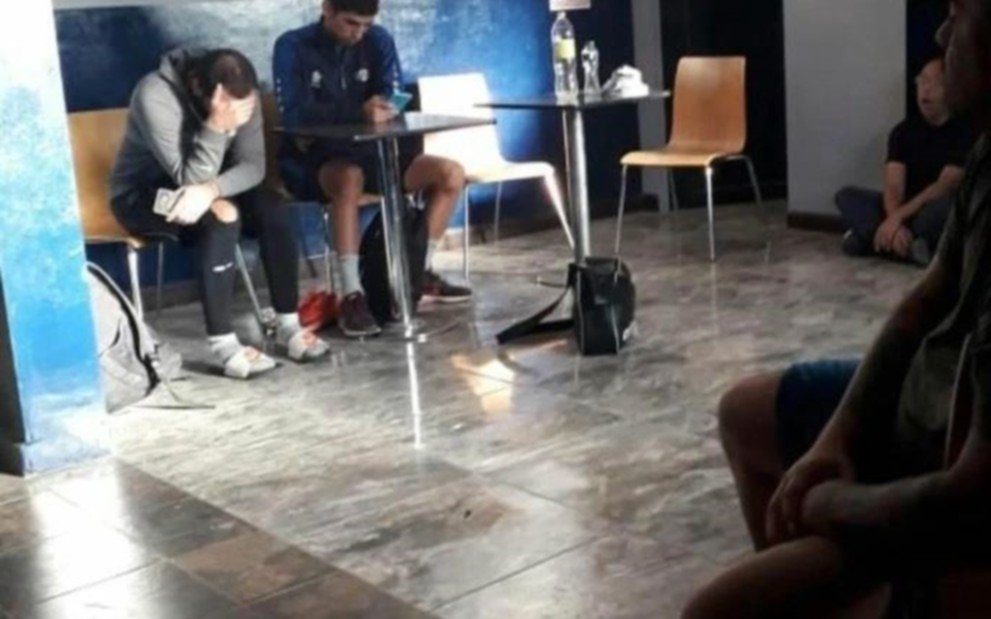 Dos jugadores demorados por la policía: rompieron la cuarentena para jugar partido de Fútbol 5