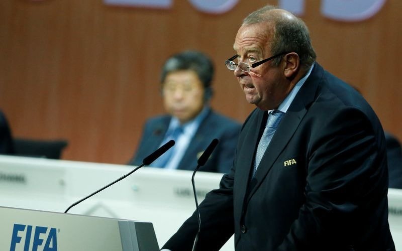 Coronavirus: médico de FIFA pidió que castiguen a los jugadores que escupan en un terreno de juego
