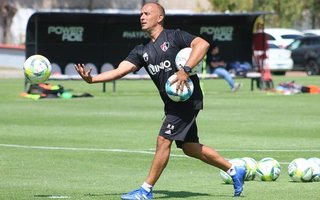 En Siesteros hablamos con el platense Alejandro Andrada, ex entrenador de arqueros del Atlas de México