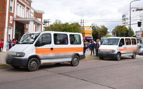 Aprobaron que taxis, remises y transportes escolares presten servicio de delivery y flete en La Plata