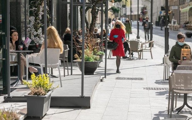 Para apoyar el sector gastronómico, Lituania convierte a su capital en un gran café al aire libre
