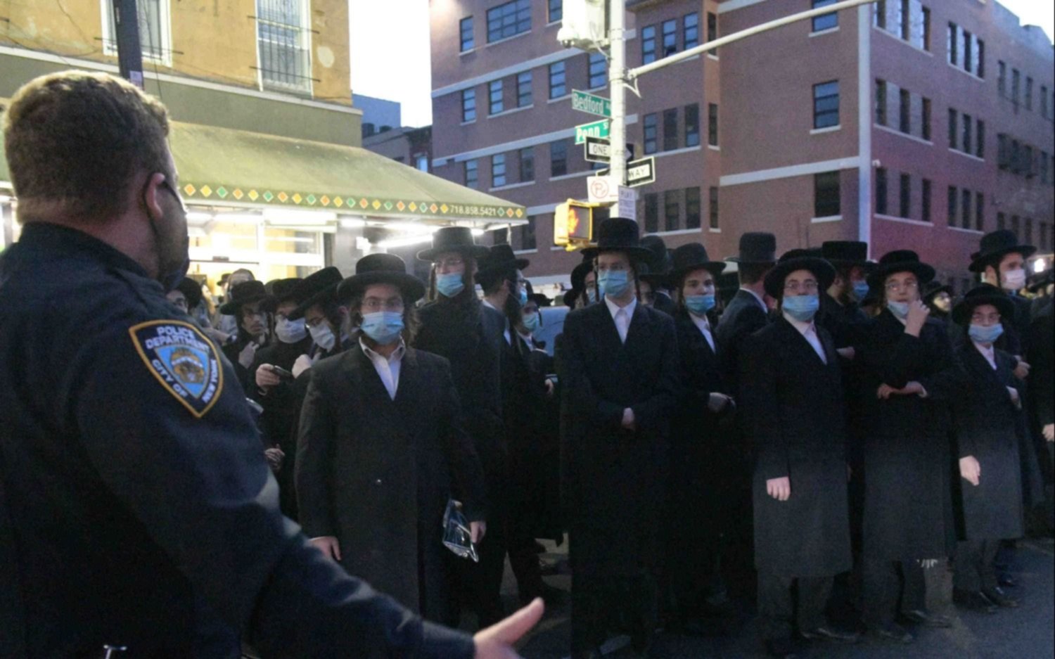 Furia del alcalde de Nueva York por una ceremonia en el barrio de la serie "Poco ortodoxa"