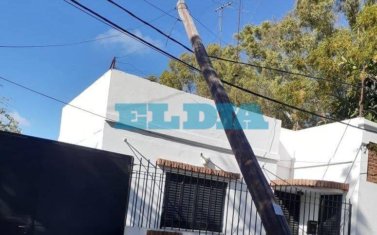 Peligra barrio platense por un poste que se sostiene en cables de media tensión