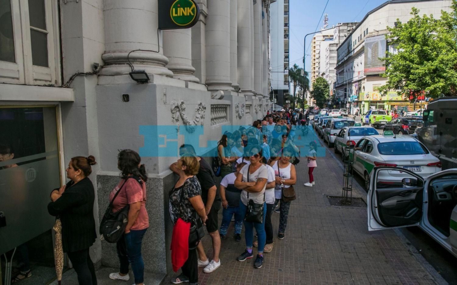 IFE: tras la revisión, sumarían más de 1 millón de beneficiarios para cobrar los 10 mil pesos