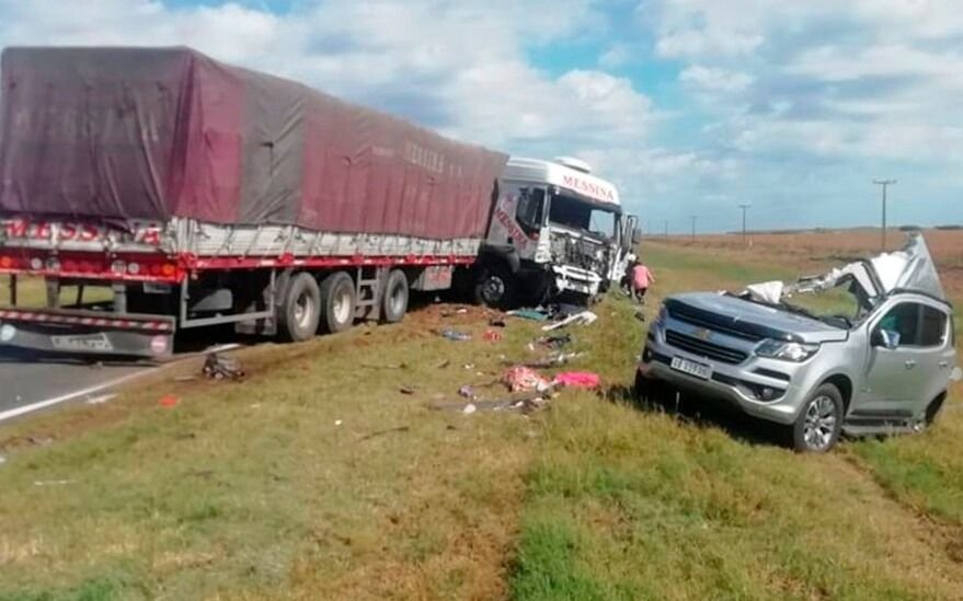Otra vez la Ruta 7: dos muertos en choque frontal entre camión y camioneta