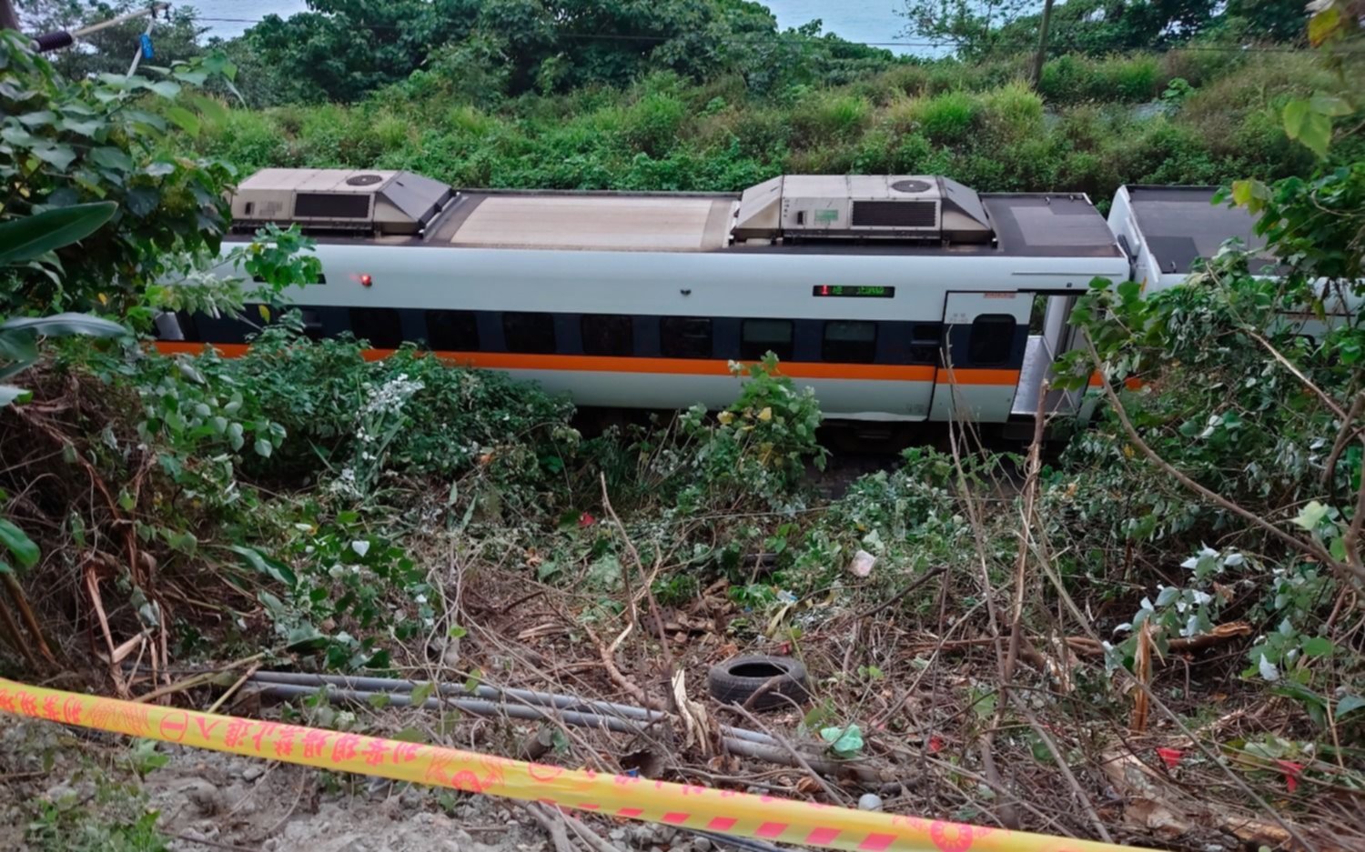 Fotos y videos.- Al menos 48 muertos y 60 heridos tras descarrilar un tren en Taiwán