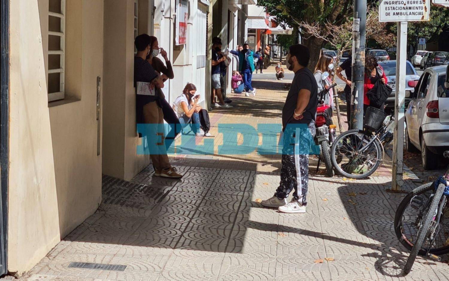 Por la suba de contagios en La Plata montan una posta de hisopado en Plaza San Martín