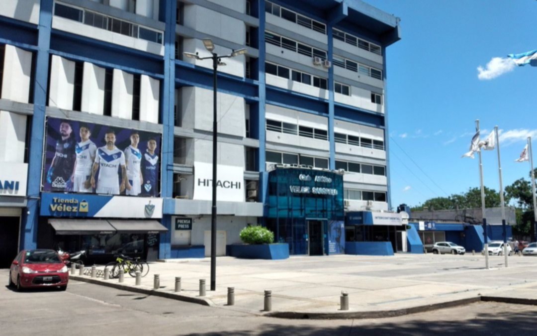 Para Vélez no fue "una fiesta clandestina" y asume fallas en el control de ingresos