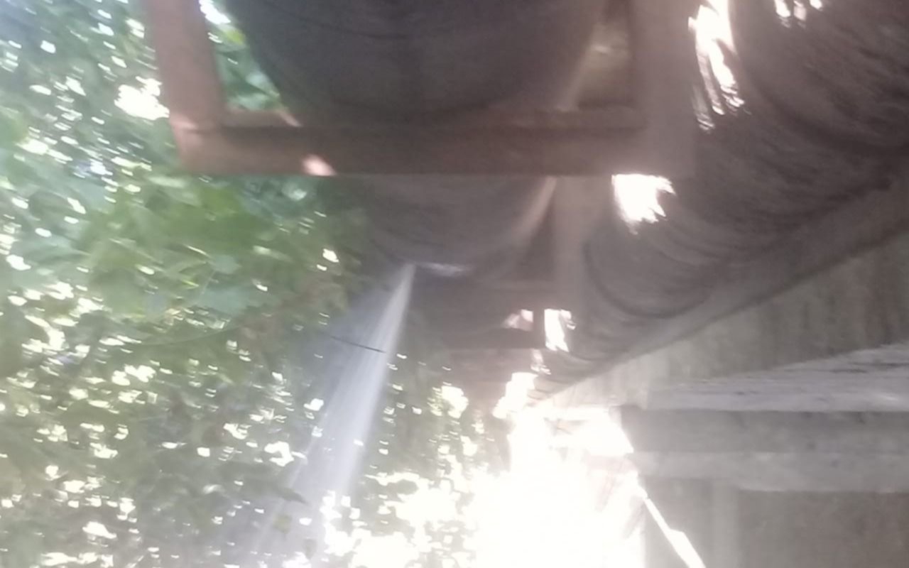 Un caño mayor que derrocha miles de litros de agua