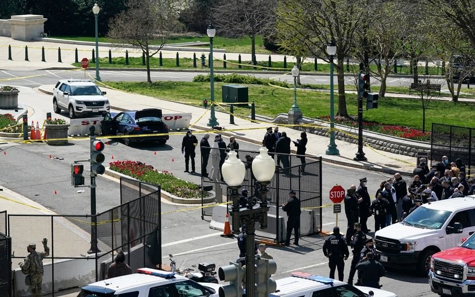 Alerta en el Capitolio: un auto atropelló a dos agentes, mató a uno y abatieron al atacante