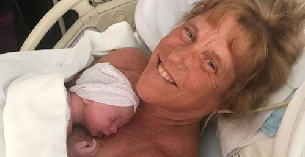 Una mujer de 57 años batió el récord y dio a luz de manera natural en plena pandemia