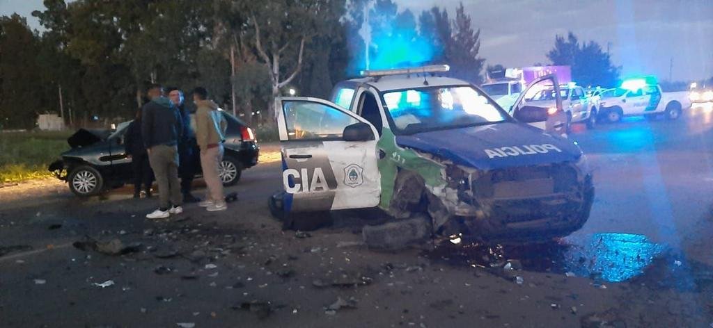 Fuerte colisión entre un auto y un patrullero: policías heridos