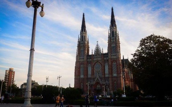 Un sábado agradable en La Plata: 25 grados de máxima y cielo algo nublado