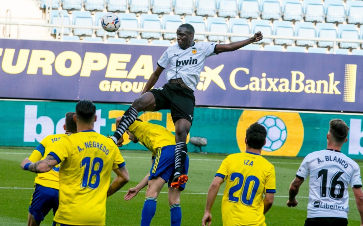 Escándalo en España: tras un comentario racista contra un futbolista del Valencia, sus compañeros se fueron de la cancha
