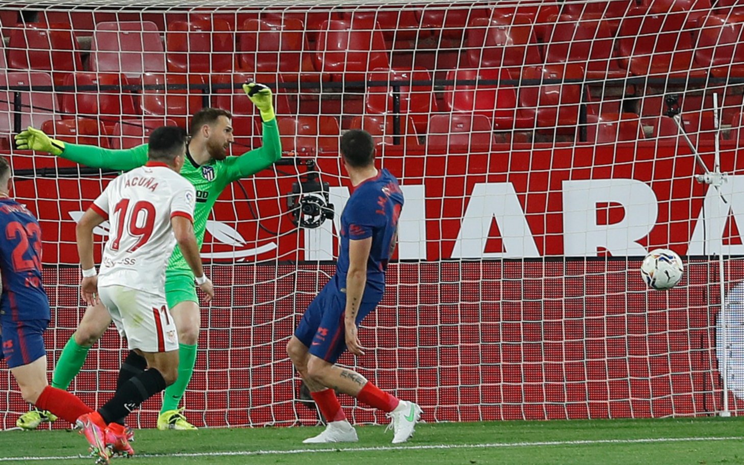 Se le complicó el torneo al Atlético de Madrid: derrota 1-0 ante el Sevilla con gol del argentino Acuña
