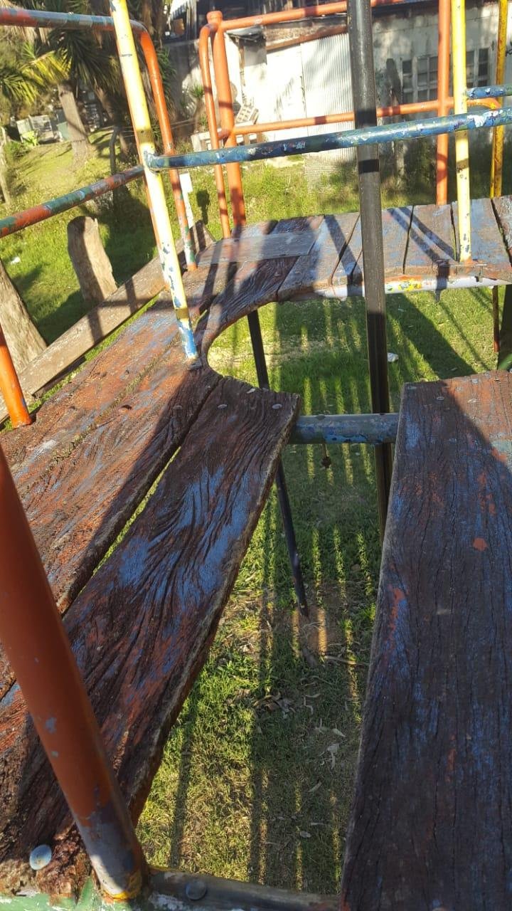 Denuncian abandono de los juegos de la plaza de Avenida Antártida y 11