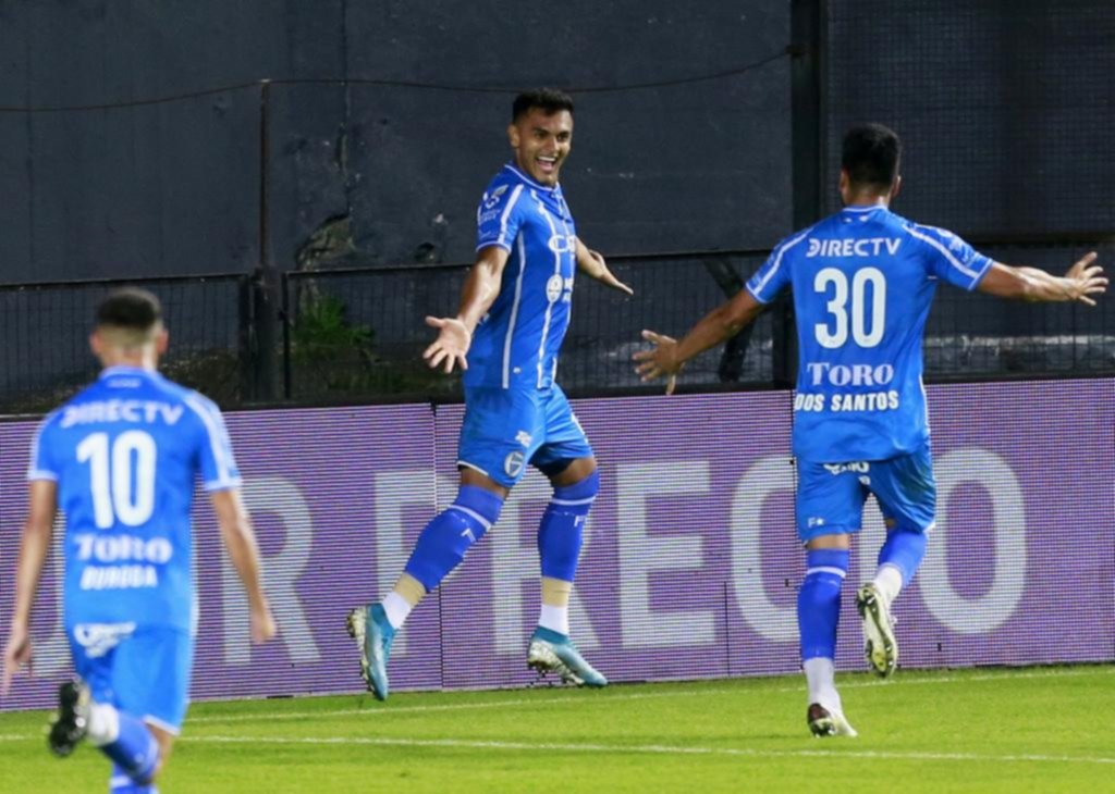 Godoy Cruz se despertó y fue más efectivo que Racing