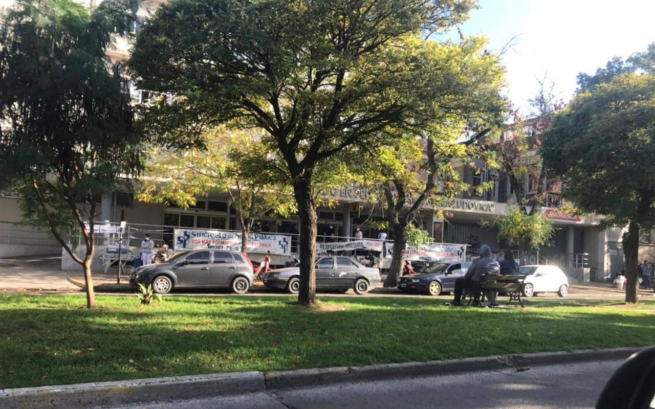 Denuncian frecuente ocupación del estacionamiento de ambulancias en la guardia del Niños