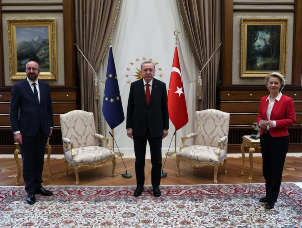 Turquía se defiende de las acusaciones, pero crece el escándalo por el “sofagate”