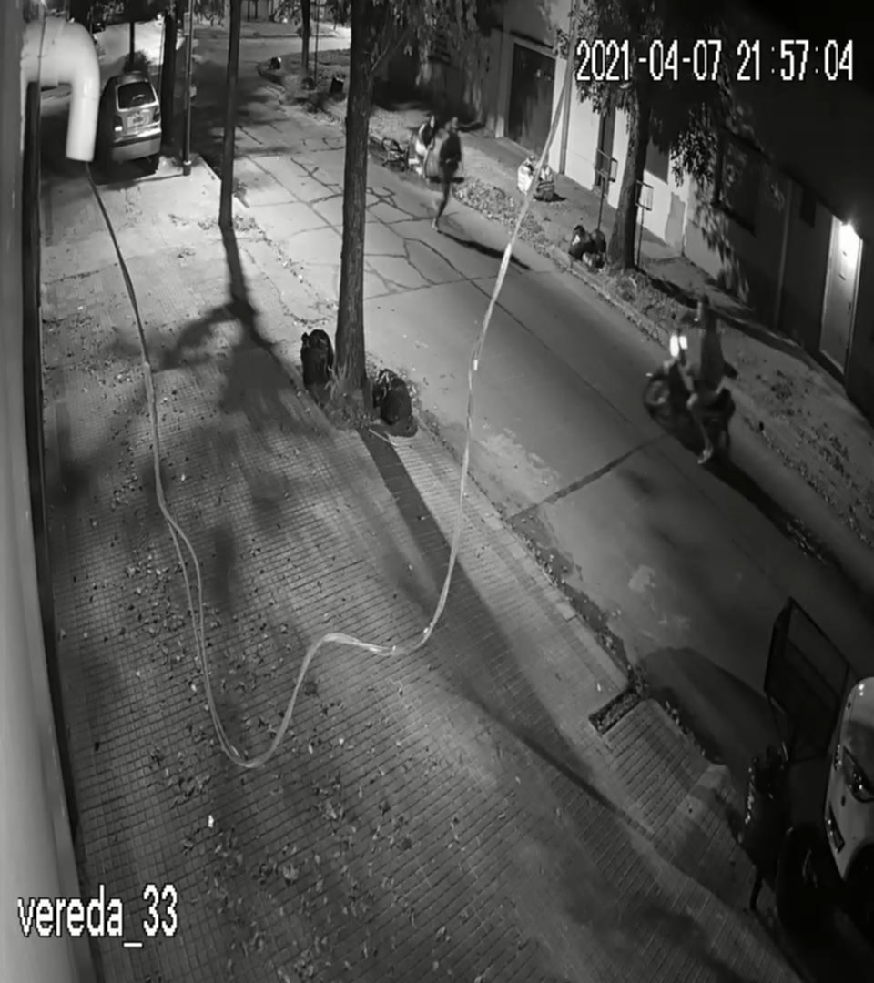 Salvaje ataque de motochorros a una mujer en Barrio Hipódromo