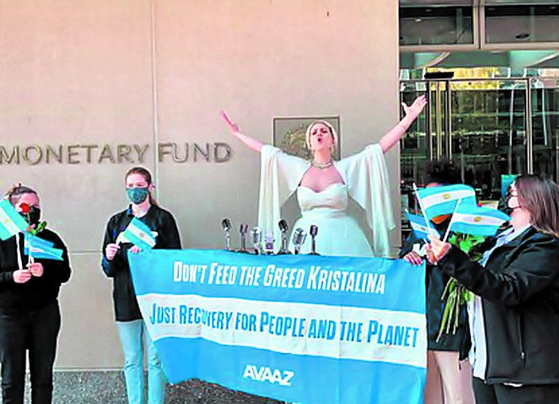 Una activista llevó a “Evita” a la puerta del FMI