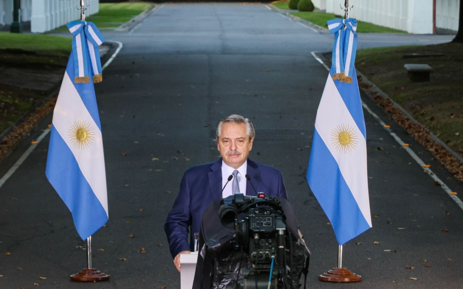 Fernández: "A mitad de abril van a estar entrando dosis suficientes para acelerar la vacunación"