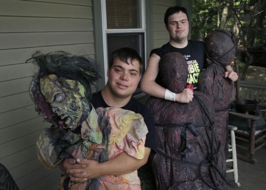 “Sam & Mattie hacen una de zombies”: un documental sobre la película que rodaron dos amigos cineastas con síndrome de Down