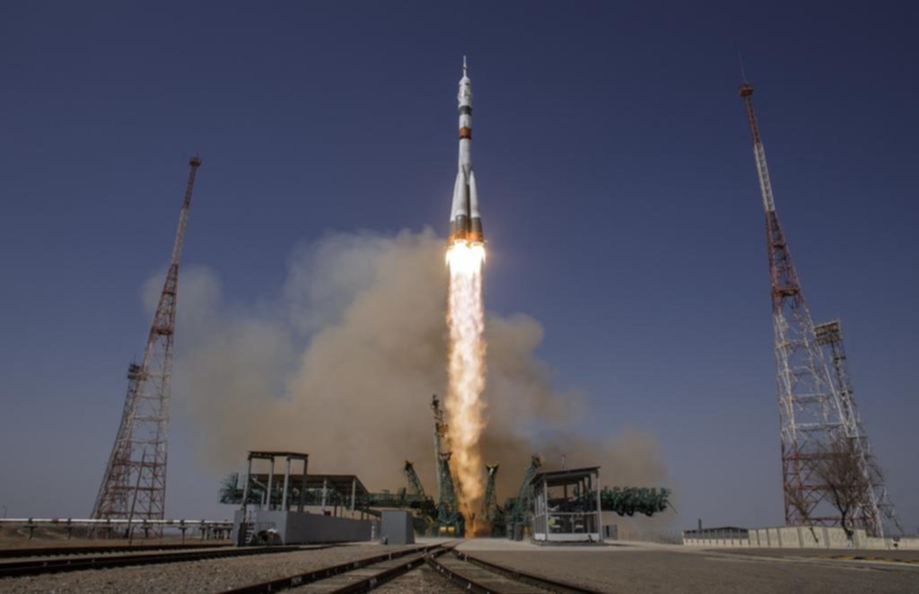 El Soyuz MS-18, con un estadounidense y dos rusos, se acopló a la Estación Internacional