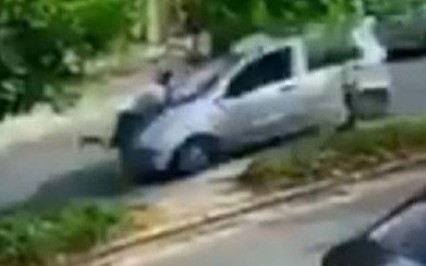 VIDEO: Tras choque y discusión, lo llevan en el capot de un auto y muere al caer al asfalto 