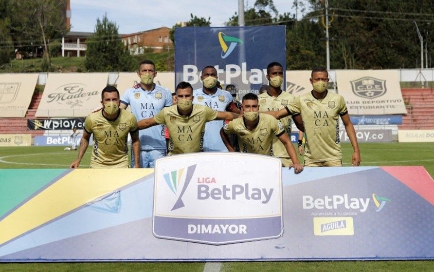 Obligaron a un equipo colombiano a jugar un partido a pesar de tener solo 7 futbolistas disponibles tras un brote de COVID