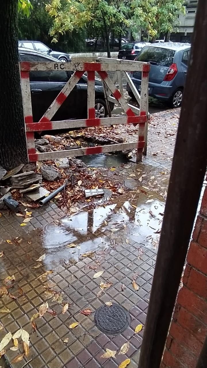 Complica a los vecinos de 8 y 56 una obra inconclusa por una enorme pérdida de agua