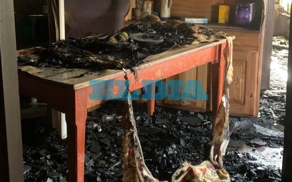 Un incendio arrasó con una vivienda en La Plata y dos jubilados "se quedaron con lo puesto"