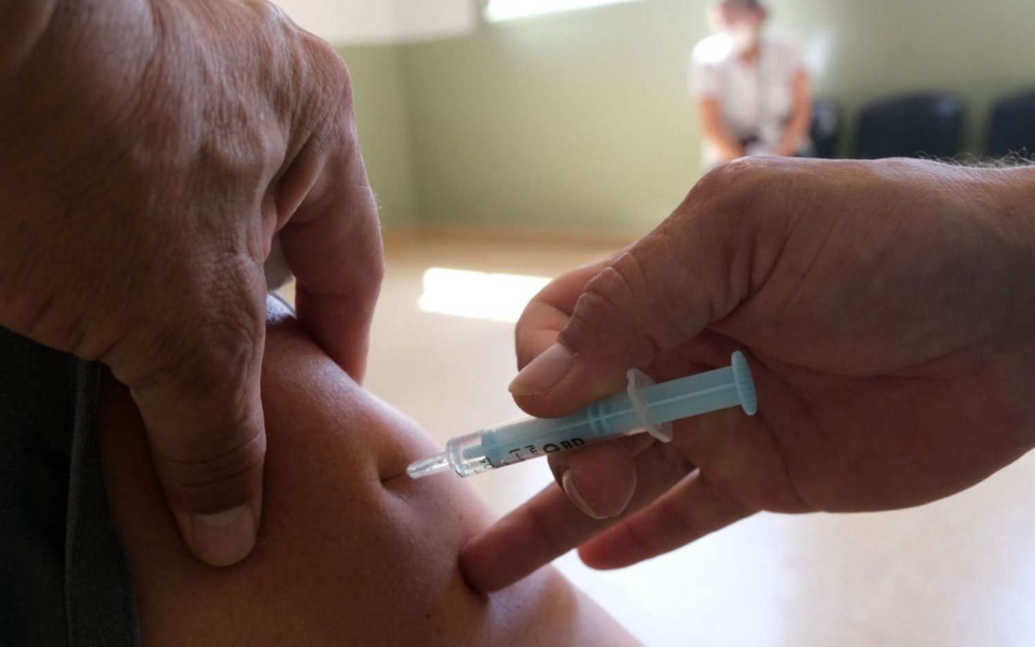 Si una persona tiene coronavirus sin saberlo y recibe la vacuna: ¿puede empeorar su cuadro?