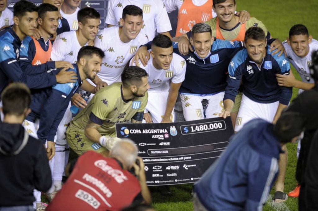Racing, gracias a las manos de Arias, avanzó a los octavos de final