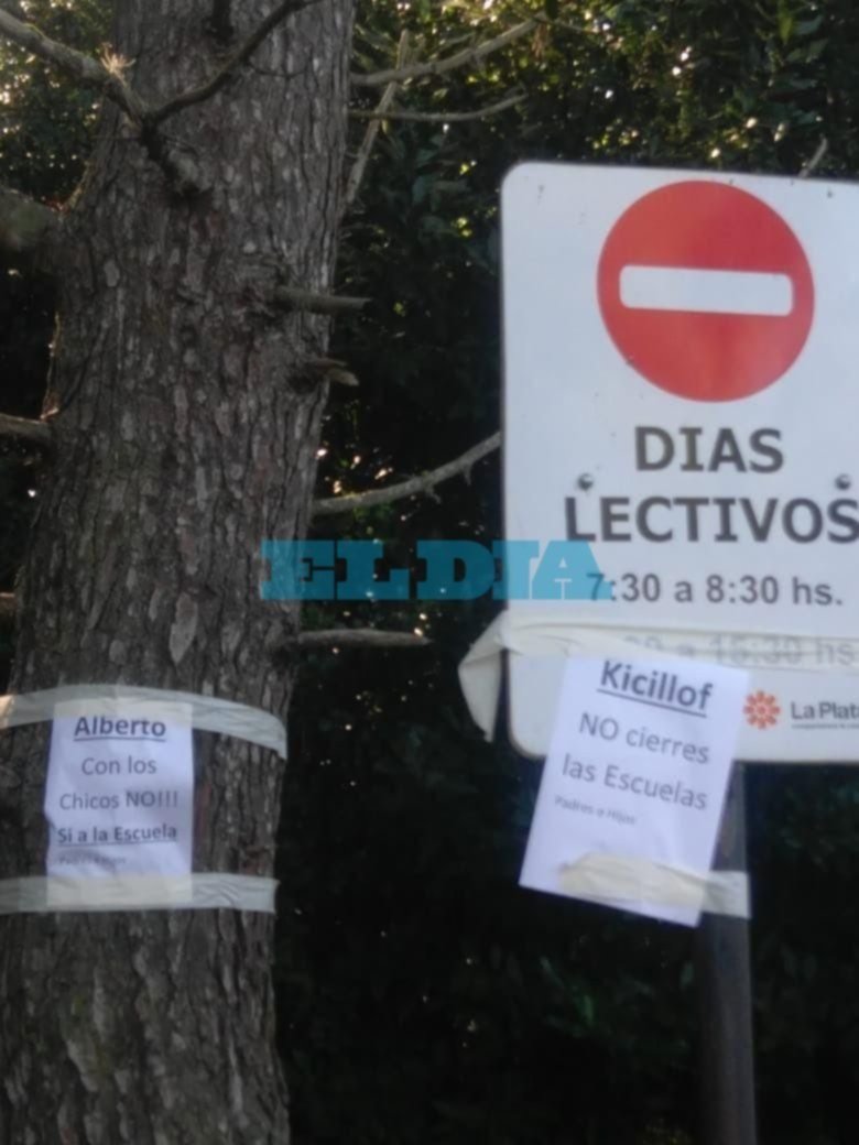 Padres pegaron carteles en la puerta de un colegio platense para pedir que abra el lunes