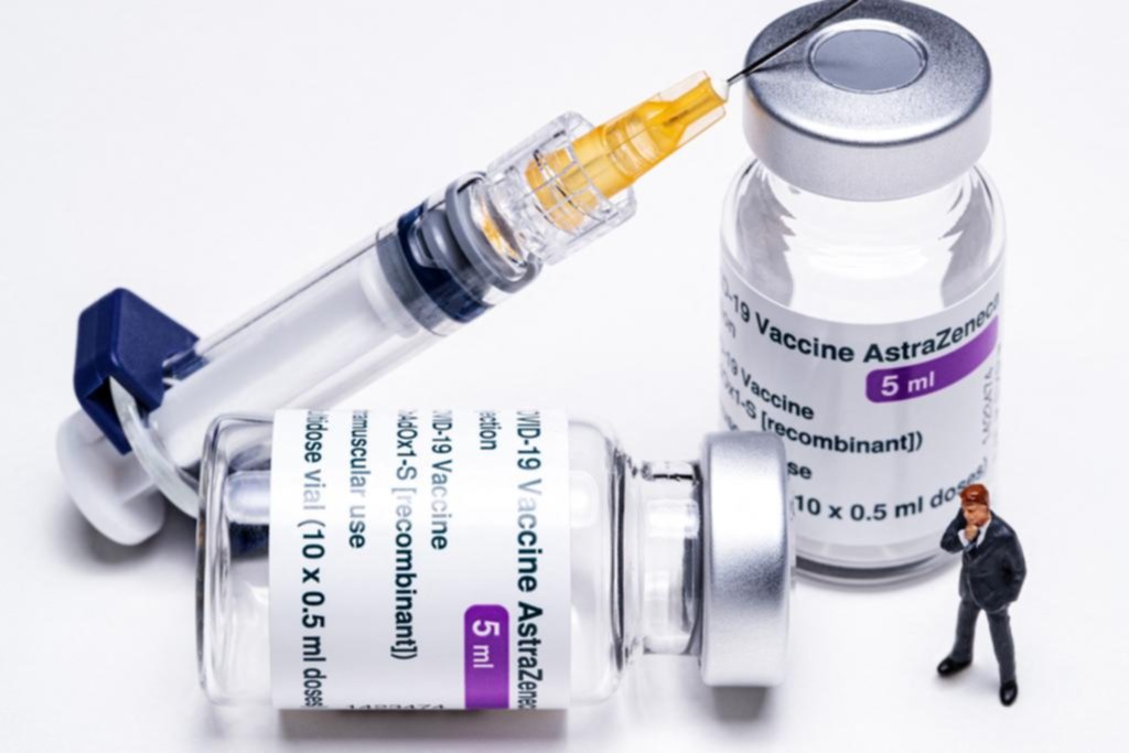 Llegan más vacunas de AstraZeneca y el mundo sigue atento a sus efectos