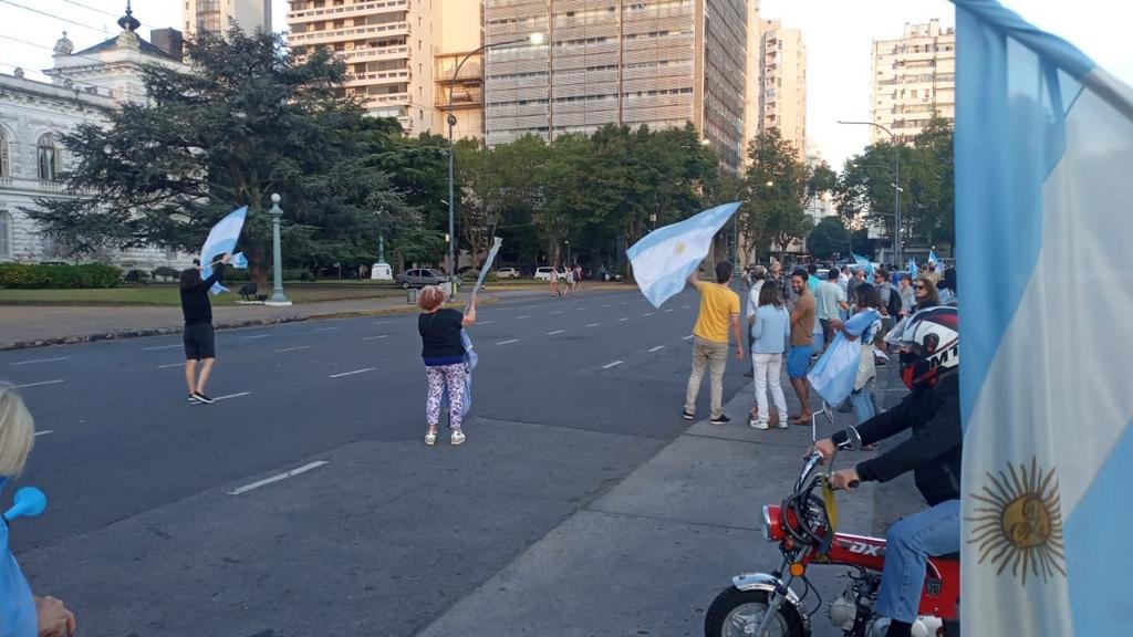 En La Plata hubo marchas contra las restricciones que impuso el Gobierno