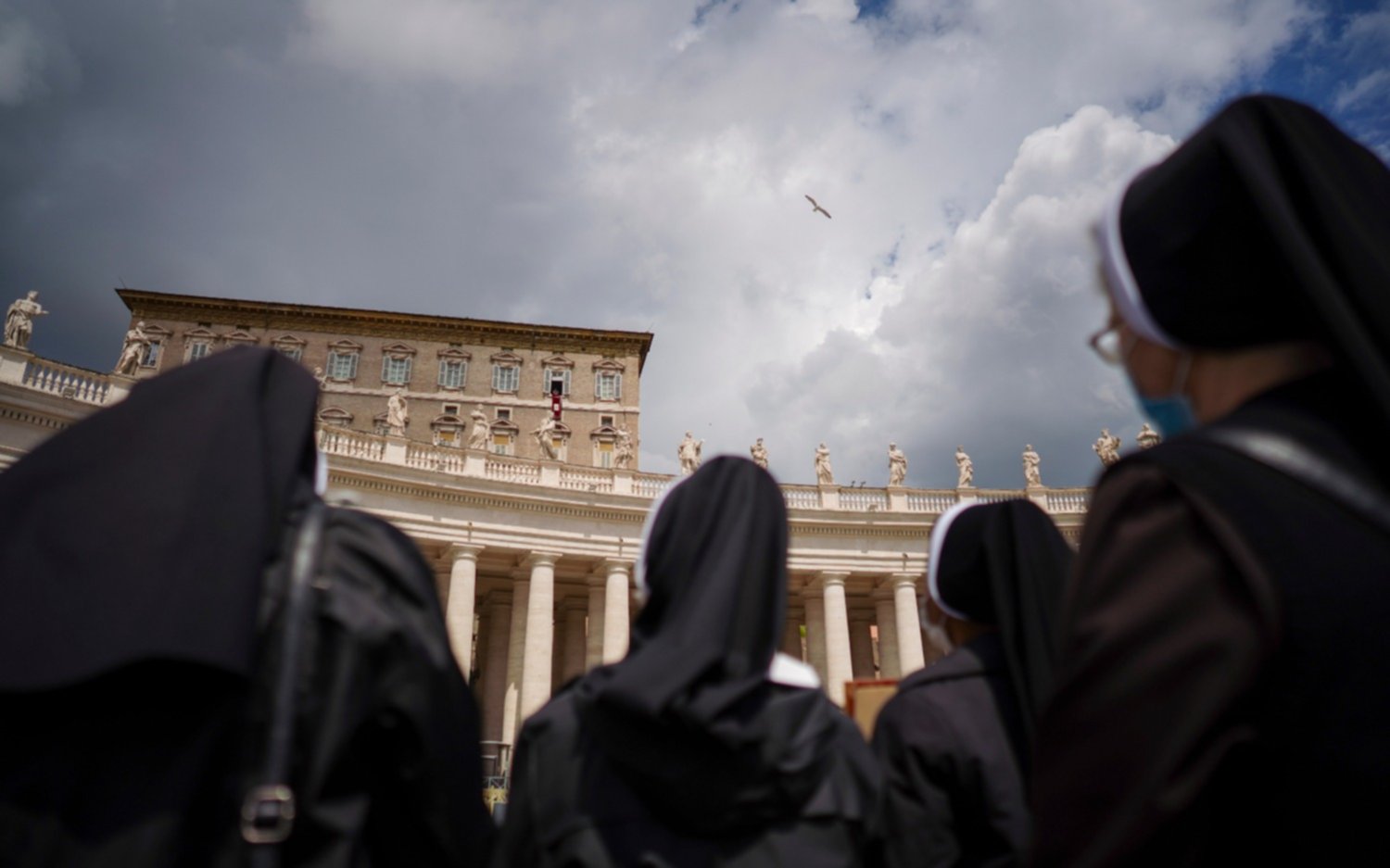 Francisco reapareció en el tradicional balcón del Vaticano: "Extrañaba la plaza", dijo