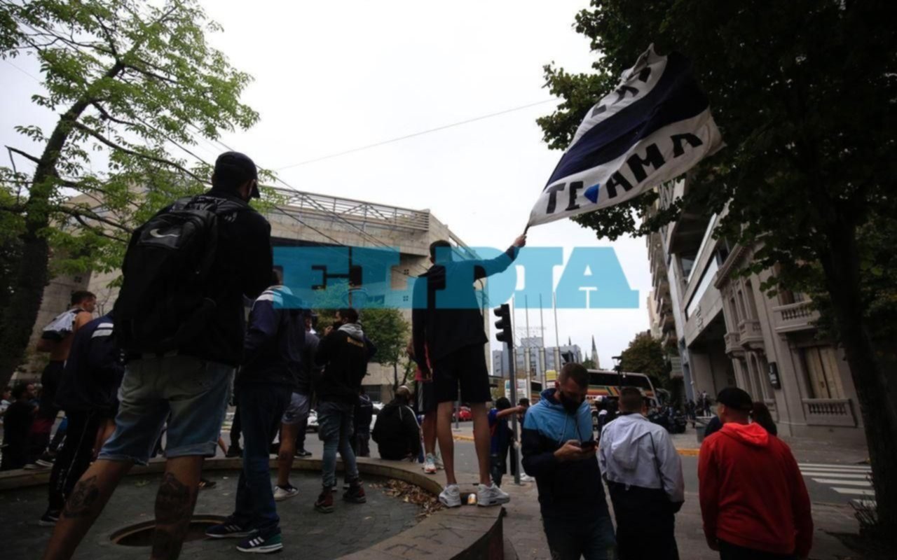 La previa del Lobo, con hinchas en la puerta del hotel