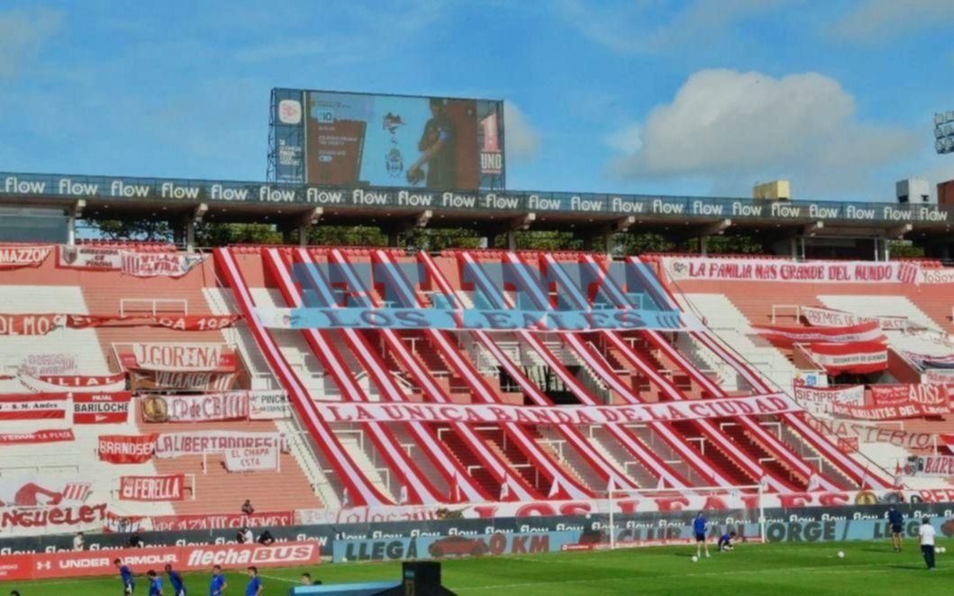 El color del Clásico: un estadio blindado, banderas en las tribunas y pirotecnia en las afueras