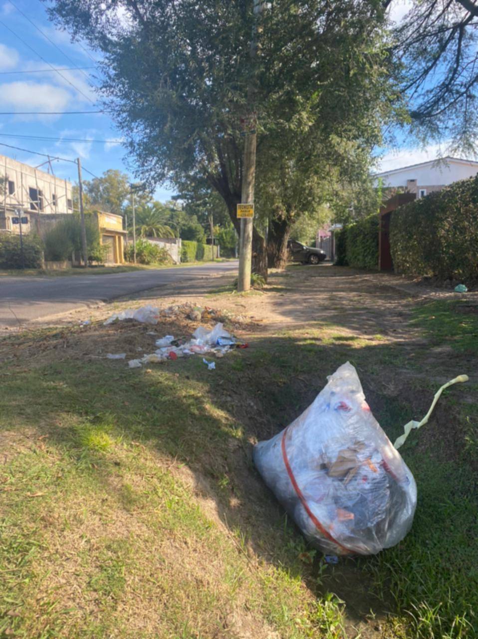 Queja por la basura en una zanja de Villa Elisa
