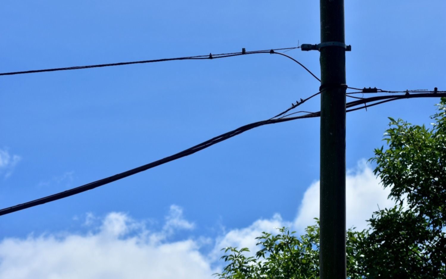 Olmos, otro barrio que denuncia robo de cables que dejan a vecinos sin teléfono ni internet
