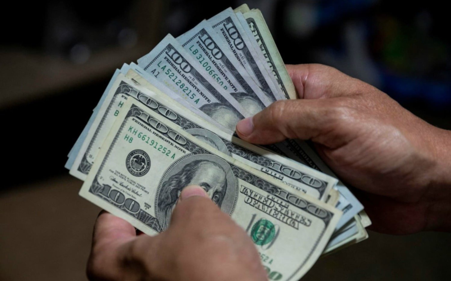 El truco para traer los dólares a "valor blue" que usan los argentinos que trabajan para el exterior